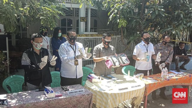 Polisi menggrebek salon kecantikan yang memberi jasa pemutihan kulit di Serang, Banten, sekaligus meperdagangkan obat penenang.