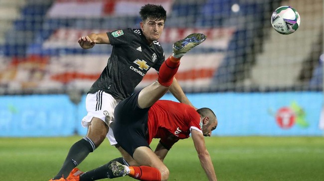Kapten Manchester United Harry Maguire kembali jadi sasaran kritik saat ditekuk Istanbul Basaksehir 1-2 di Liga Champions.
