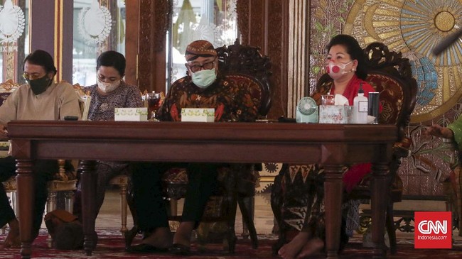 Gubernur Jateng Ganjar Pranowo menyarankan pihak keluarga Keraton Surakarta berembuk. Sementara Walkot Solo Gibran Rakabuming siap menjadi penengah konflik.