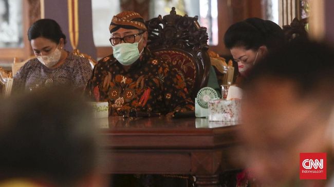 Raja Keraton Surakarta Ancam Somasi 13 Media Raja Keraton Surakarta Pakubuwana XIII Hangabehi mengancam akan menyomasi 13 media terkait pemberitaan yang dianggap tidak berimbang.
