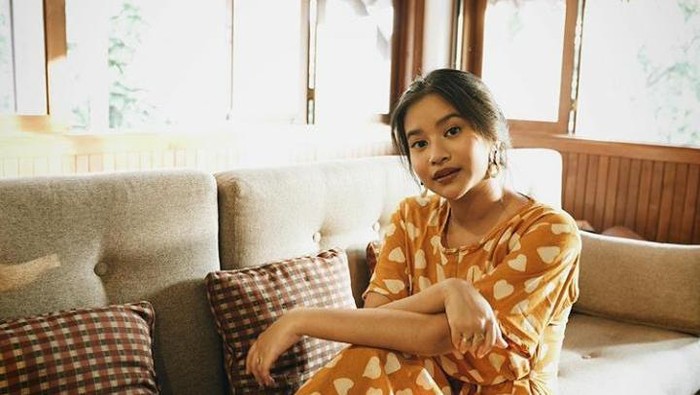 6 Gaya Adira Kania, Putri Ikke Nurjanah yang Jarang Disorot