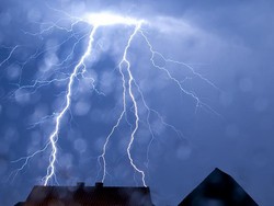 Seorang Warga Sragen Tewas Tersambar Petir Saat Panen Padi