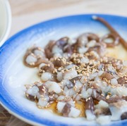 8 Hidangan yang Sajikan Hewan Hidup di Atas Piring, Ada dari Indonesia!