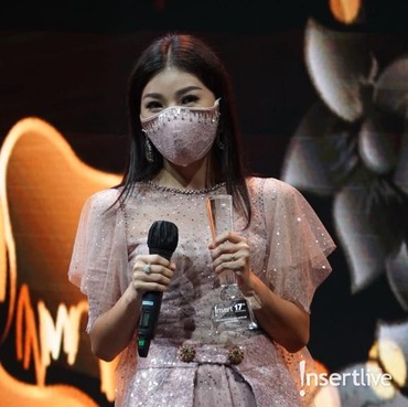 Bangganya Sarwendah Jadi Selebriti Paling Hits di Facebook