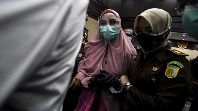 Tim kuasa hukum Pinangki Sirna Malasari menyatakan kliennya keberatan atas dakwaan dan meminta waktu sepekan untuk membuat eksepsi.