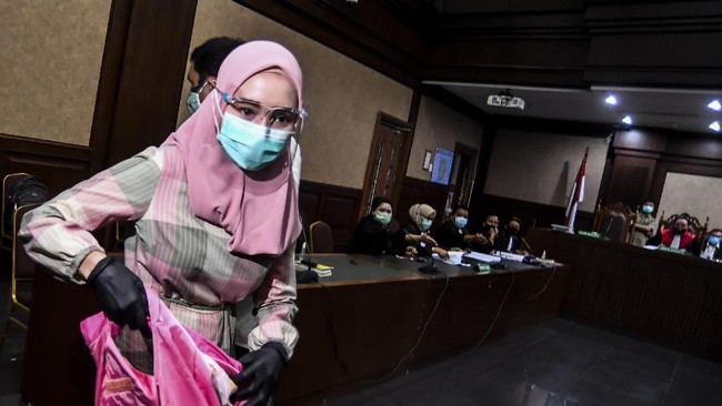 Dalam sidang perdana, Pinangki Sirna Malasari dijerat dengan tiga pasal berbeda. Dia duga menerima uang US$500 ribu dari Djoko Tjandra.