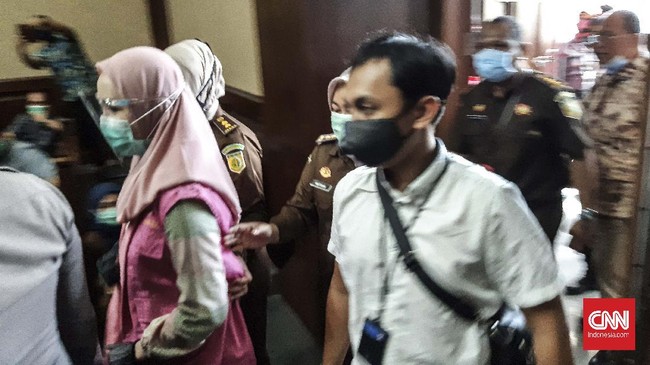 Tiga jaksa penyidik kasus Pinangki Sirna Malasari dilaporkan ke Komisi Kejaksaan atas dugaan pelanggaran kode etik. Tiga jaksa itu berinisial SA, WT dan IP.