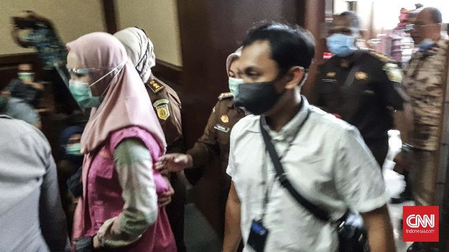 ICW Laporkan 3 Jaksa Penyidik Kasus Pinangki ke Komjak Tiga jaksa penyidik kasus Pinangki Sirna Malasari dilaporkan ke Komisi Kejaksaan atas dugaan pelanggaran kode etik. Tiga jaksa itu berinisial SA, WT dan IP.
