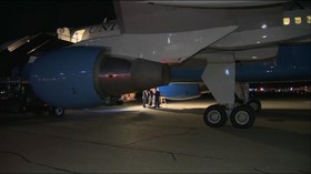 VIDEO: Tabrak Burung, Air Force Two Mendarat Darurat