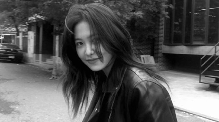 Potret Edgy Yeri Red Velvet dalam Foto Hitam Putih Potret Edgy Yeri Red Velvet dalam Foto Hitam Putih