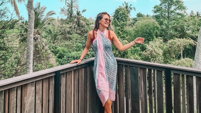 9 Potret Keseruan Luna Maya Liburan di Bali