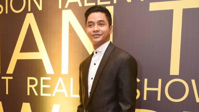 Artis Adly Fairuz, yang mendampingi Yesi Karya Lianti bakal melawan bupati dan wakil bupati Karawang di Pilkada Serentak 2020.