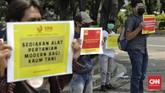 FOTO: 'Teriakan' Derita Petani Indonesia di Depan Istana Perwakilan kelompok tani, nelayan, hingga pegiat lingkungan melakukan aksi di depan Istana Kepresidenan sebagai bagian dari peringatan Hari Tani Nasional ke-60.