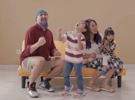 Kabar Terbaru Vokalis Alexa Aqi, Rajin Kenalkan Lagu Anak pada Dua Buah Hatinya