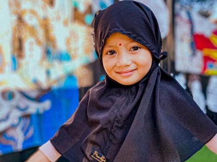 Bayi Viral yang Nangis Peluk Jasad Ibu, Kini Tumbuh Jadi Anak Menggemaskan