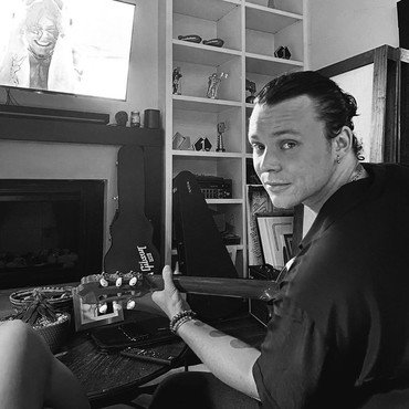 Ashton Irwin '5 Seconds of Summer' Rilis Album Solo