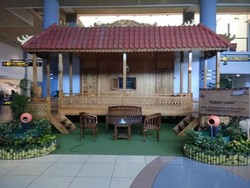 Aneka Spot Foto Unik di Bandara Kebanggaan Orang Palembang