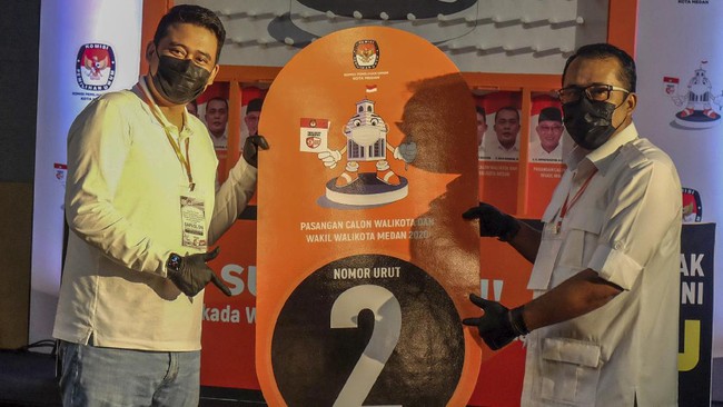 Bawaslu Medan masih menunggu laporan dari kecamatan atas kampanye dua paslon Pilkada Medan, sebelum memutuskan sanksi kepada keduanya.
