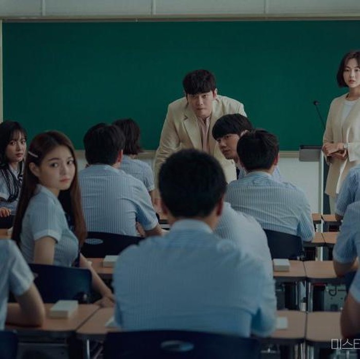 seorang pengacara bernama Ki Moo Hyeok menguak kebenaran dari sebuah kasus pembunuhan di sekolah menengah.