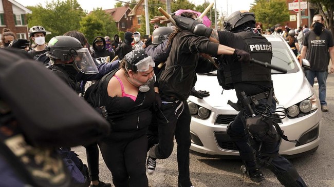 Polisi menangkap dua jurnalis The Daily Caller dalam aksi protes pasca kematian wanita kulit hitam, Breonna Taylor.