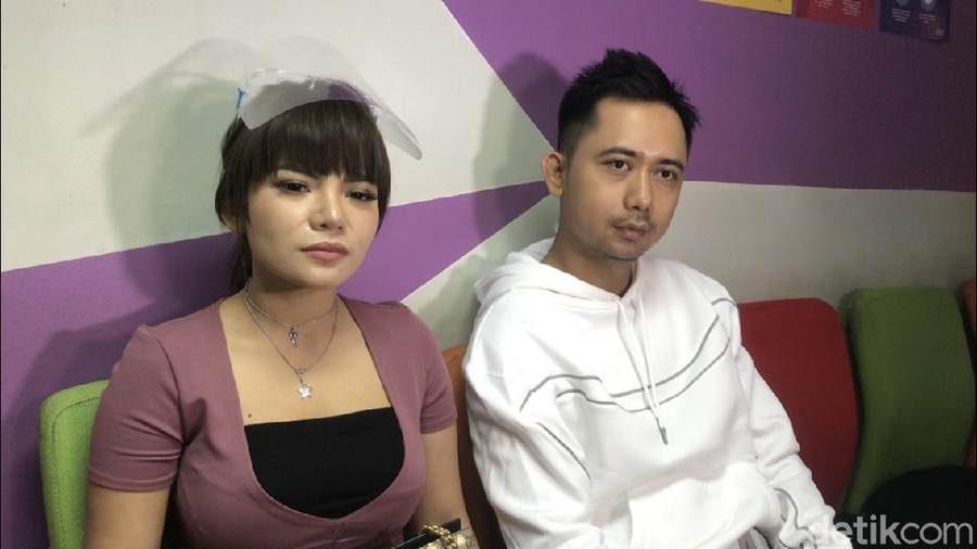 Dinar Candy dan Bobby Stuntrider Dinar Candy dan Bobby Stuntrider