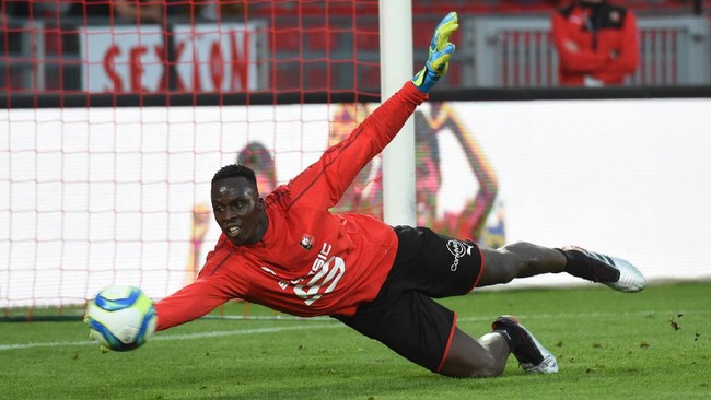 Kiper Rennes Edouard Mendy resmi gabung Chelsea dan kedatangannya bikin posisi Kepa Arrizabalaga makin tersudut.