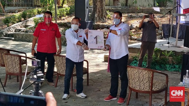 Wakil Ketua Bappilu DPC PDIP Surabaya Wimbo Ermanto menyatakan keberatan dengan alat peraga kampanye paslon lain yang memakai nama Jokowi.