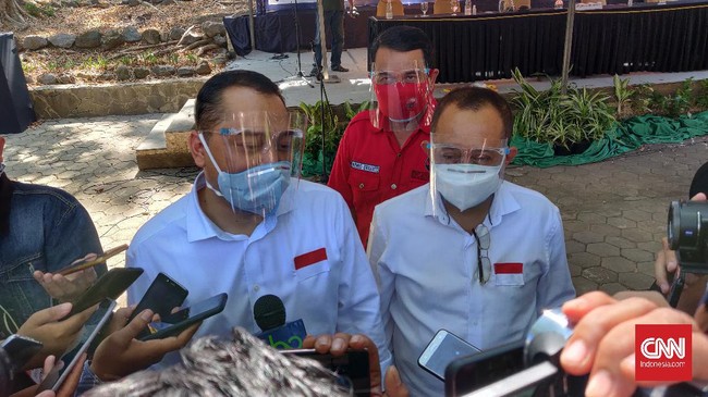 Wali Kota Surabaya Eri Cahyadi mengatakan petugas telah melacak keluarga besar yang berlibur ke Bali dan terpapar varian Omicron sepulang liburan.