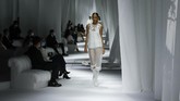FOTO: Membingkai Kenangan Keluarga Fendi Lewat Fashion Koleksi Spring/Summer 2021 Fendi terinspirasi dari sulaman kenangan kehangatan keluarga sang desainer di rumahnya di Roma.