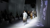 FOTO: Membingkai Kenangan Keluarga Fendi Lewat Fashion Koleksi Spring/Summer 2021 Fendi terinspirasi dari sulaman kenangan kehangatan keluarga sang desainer di rumahnya di Roma.