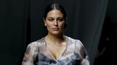 FOTO: Membingkai Kenangan Keluarga Fendi Lewat Fashion Koleksi Spring/Summer 2021 Fendi terinspirasi dari sulaman kenangan kehangatan keluarga sang desainer di rumahnya di Roma.