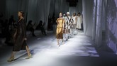 FOTO: Membingkai Kenangan Keluarga Fendi Lewat Fashion Koleksi Spring/Summer 2021 Fendi terinspirasi dari sulaman kenangan kehangatan keluarga sang desainer di rumahnya di Roma.