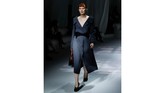FOTO: Membingkai Kenangan Keluarga Fendi Lewat Fashion Koleksi Spring/Summer 2021 Fendi terinspirasi dari sulaman kenangan kehangatan keluarga sang desainer di rumahnya di Roma.