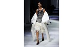 FOTO: Membingkai Kenangan Keluarga Fendi Lewat Fashion Koleksi Spring/Summer 2021 Fendi terinspirasi dari sulaman kenangan kehangatan keluarga sang desainer di rumahnya di Roma.