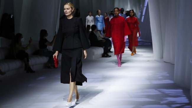 FOTO: Membingkai Kenangan Keluarga Fendi Lewat Fashion Koleksi Spring/Summer 2021 Fendi terinspirasi dari sulaman kenangan kehangatan keluarga sang desainer di rumahnya di Roma.