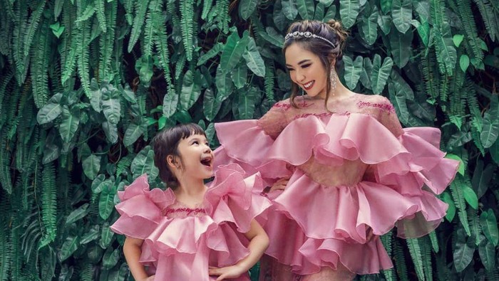 Gaya Mewah Gisella Anastasia dan Gempi Pemotretan di Rumah