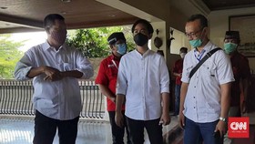 Ambil Nomor Urut, Gibran Berbaju Putih, BaJo Serba Hitam