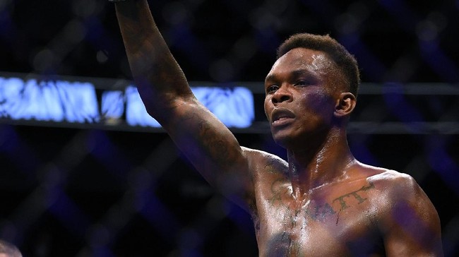 Jon Jones mengejek foto Israel Adesanya yang terkapar di ring. Hal ini makin menguatkan peluang terjadinya duel mereka di UFC.
