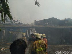 Pasar Cempaka Putih Terbakar, Atap Ruko Ambruk-Asap Masih Pekat