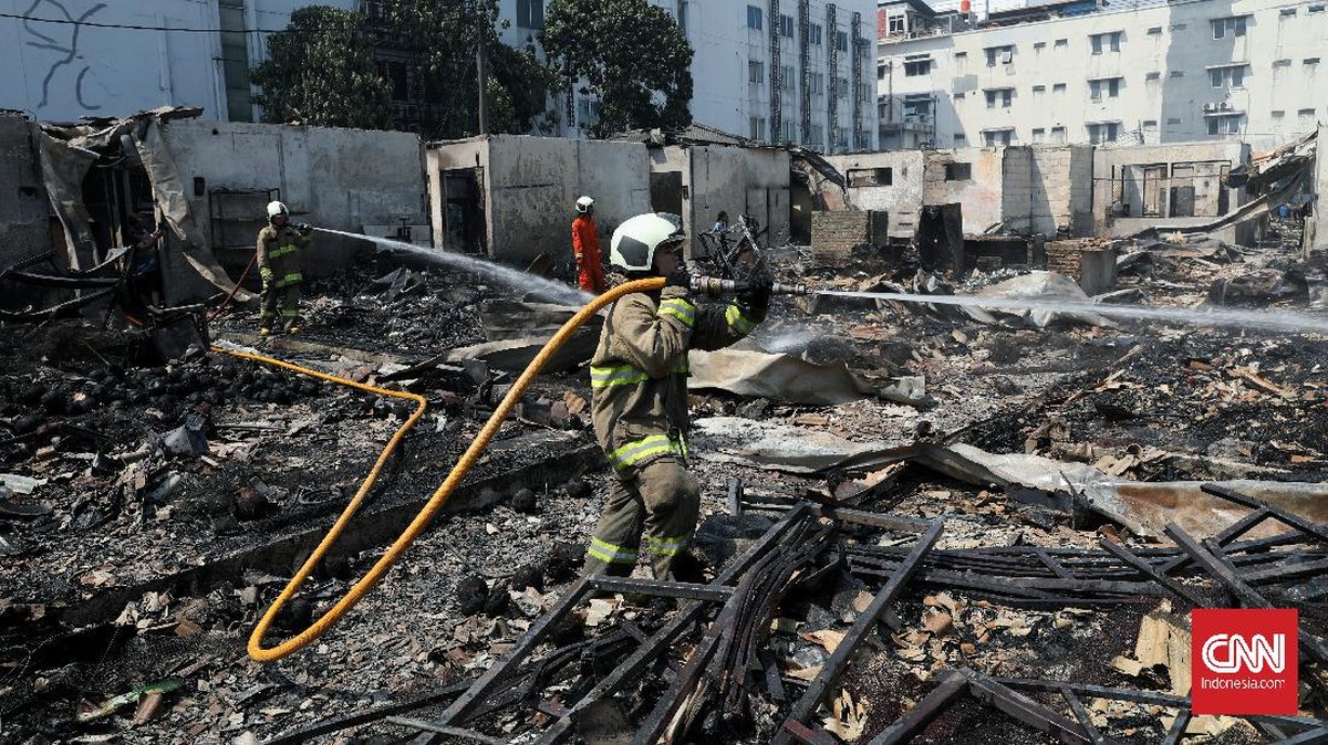 FOTO: Puing-puing Kebakaran Pasar Cempaka Putih Jakarta