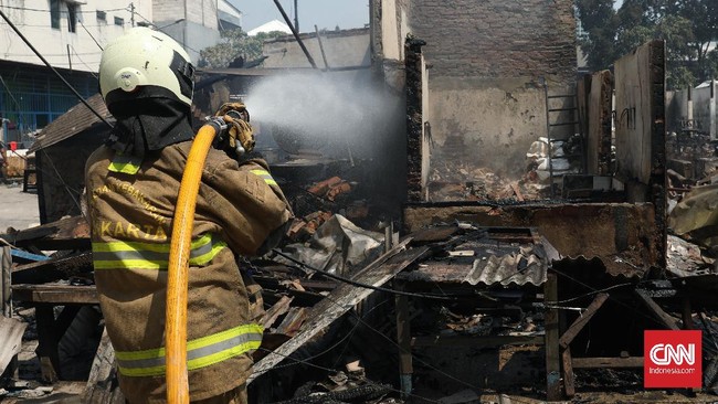Tim Damkar tak menemukan APAR di Pasar Cempaka Putih yang terbakar, padahal alat itu penting untuk lokasi yang rawa dan padat seperti pasar.