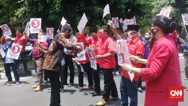 Parta NasDem meminta semua calon kepala daerah yang akan berlaga dalam Pilkada 2020 mematuhi protokol corona supaya pesta demokrasi berjalan aman.