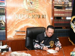 Bamsoet Dapat Penghargaan Rising Star of Democracy