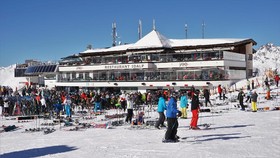 Austria Tetap Buka Resor Ski Tanpa Pesta di Bar Tahun Ini