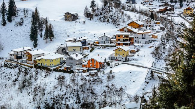 Evakuasi di bus yang penuh sesak membuat penularan virus corona merajalela di antara pengunjung sebuah resor ski di Austria.