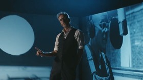 Vokalis The National Asyik Berjoget Sendiri di Klip Lagu Solo