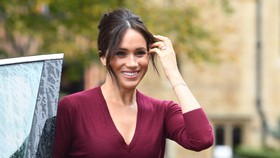Makna Busana Meghan Markle saat Umumkan Hamil Anak Kedua