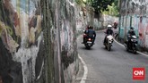 FOTO: Kolong Dipo KRL Depok yang Tampak Suram Kembali Kolong Dipo KRL di Depok, Jawa Barat, yang pernah dihiasi mural pada 2018 untuk menghilangkan kesan angker, kini tampak suram kembali.