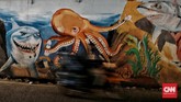 FOTO: Kolong Dipo KRL Depok yang Tampak Suram Kembali Kolong Dipo KRL di Depok, Jawa Barat, yang pernah dihiasi mural pada 2018 untuk menghilangkan kesan angker, kini tampak suram kembali.