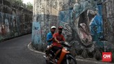 FOTO: Kolong Dipo KRL Depok yang Tampak Suram Kembali Kolong Dipo KRL di Depok, Jawa Barat, yang pernah dihiasi mural pada 2018 untuk menghilangkan kesan angker, kini tampak suram kembali.